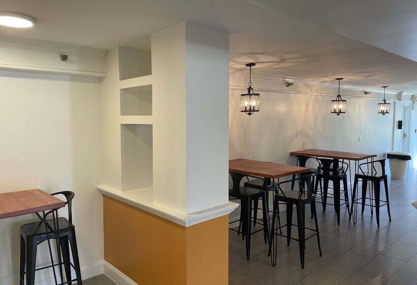 هتل Casa Bella Inn & Suites Extended Stay