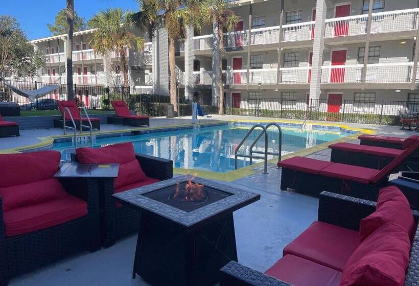 هتل Casa Bella Inn & Suites Extended Stay