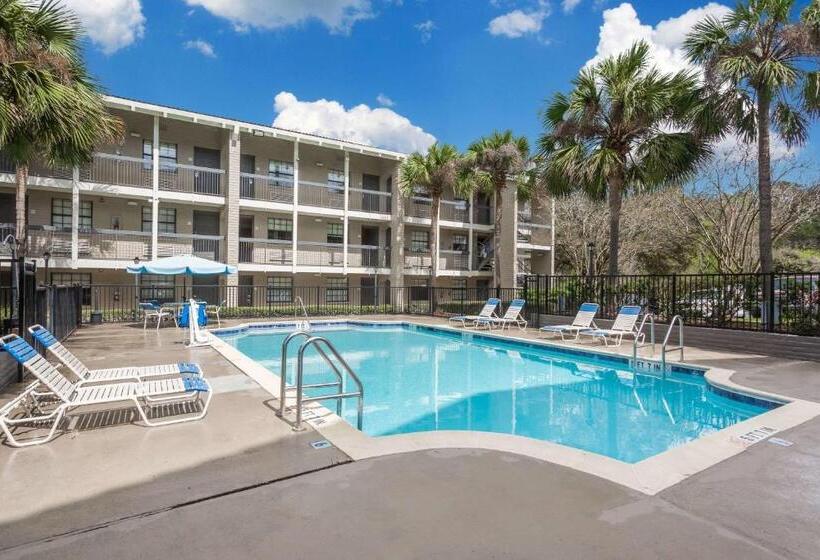 هتل Casa Bella Inn & Suites Extended Stay