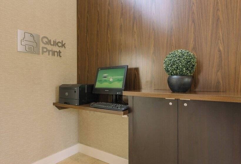 هتل Courtyard By Marriott Nashua