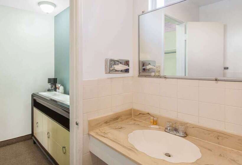 هتل Days Inn By Wyndham Camarillo  Ventura