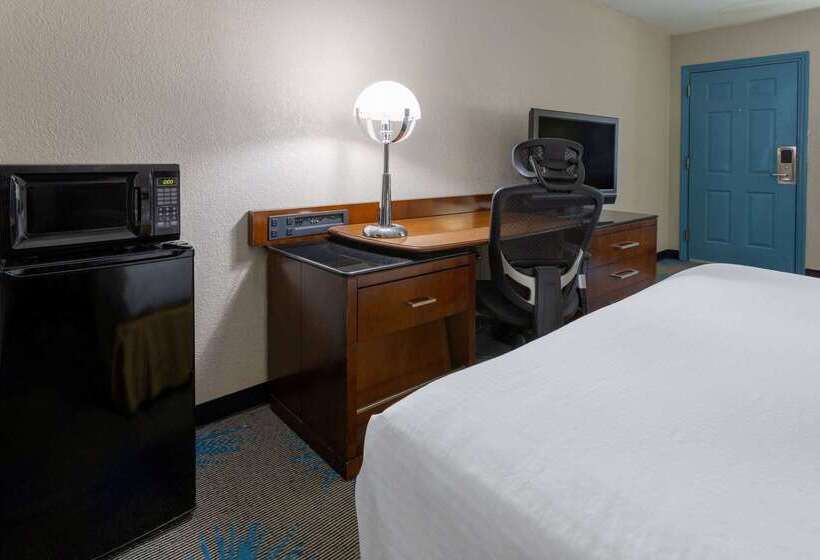 هتل Days Inn By Wyndham Columbia