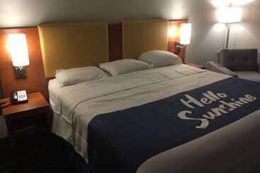 هتل Days Inn & Suites By Wyndham Cincinnati North