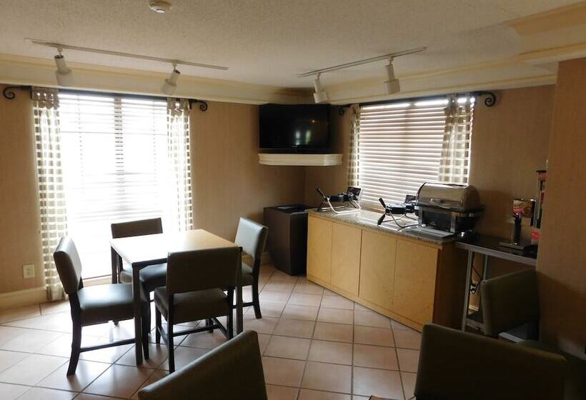 هتل Days Inn & Suites By Wyndham Schaumburg  Woodfield Mall