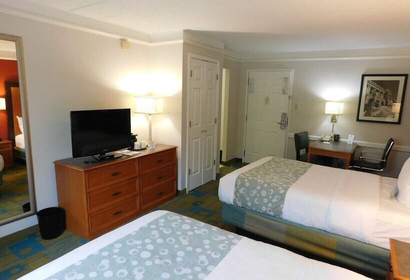 هتل Days Inn & Suites By Wyndham Schaumburg  Woodfield Mall