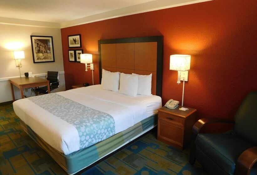هتل Days Inn & Suites By Wyndham Schaumburg  Woodfield Mall