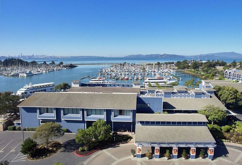 هتل Doubletree By Hilton Berkeley Marina