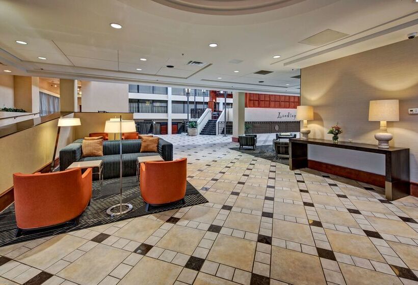 هتل Hilton Knoxville Airport