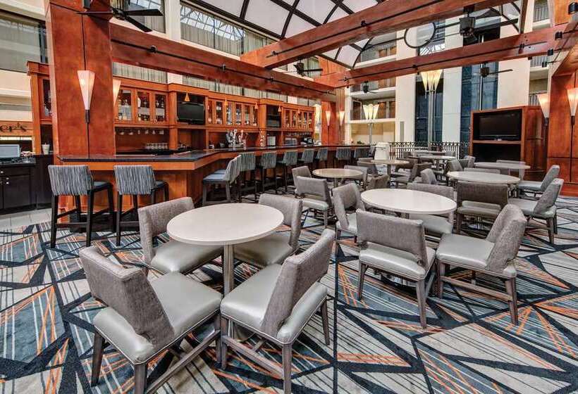 هتل Hilton Knoxville Airport