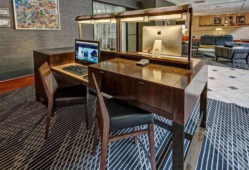 هتل Hilton Knoxville Airport