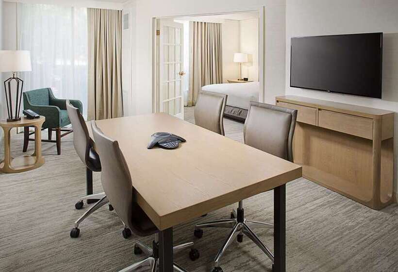 هتل Hilton Suites Atlantaperimeter