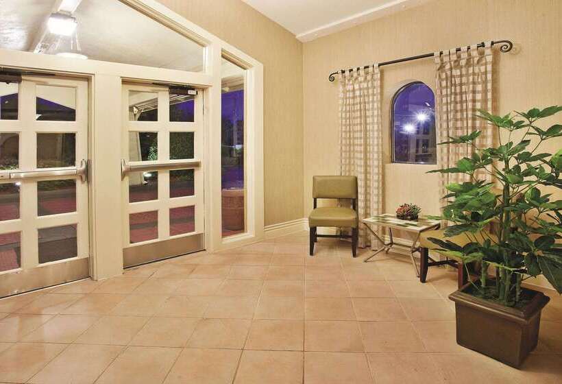 هتل Howard Johnson By Wyndham Columbus Fort Moore