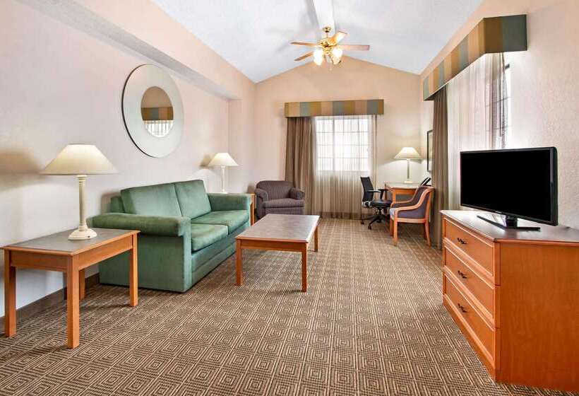 هتل La Quinta Inn By Wyndham Albuquerque Airport