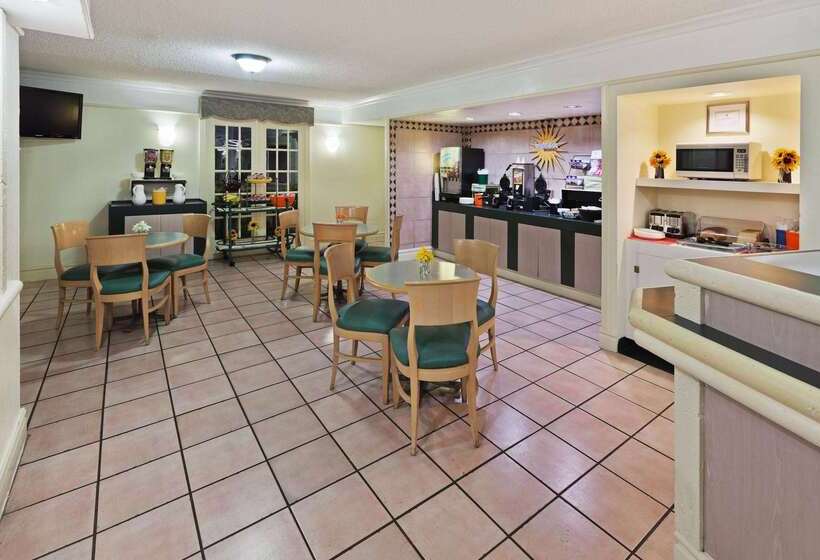 هتل La Quinta Inn By Wyndham Austin Oltorf