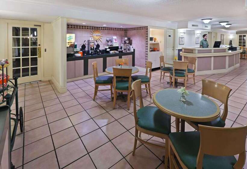 هتل La Quinta Inn By Wyndham Austin Oltorf