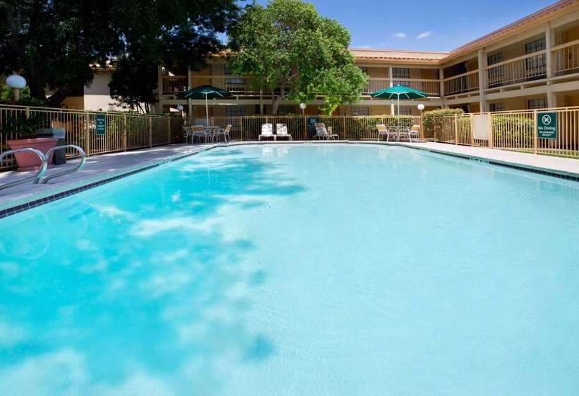 هتل La Quinta Inn By Wyndham Austin Oltorf