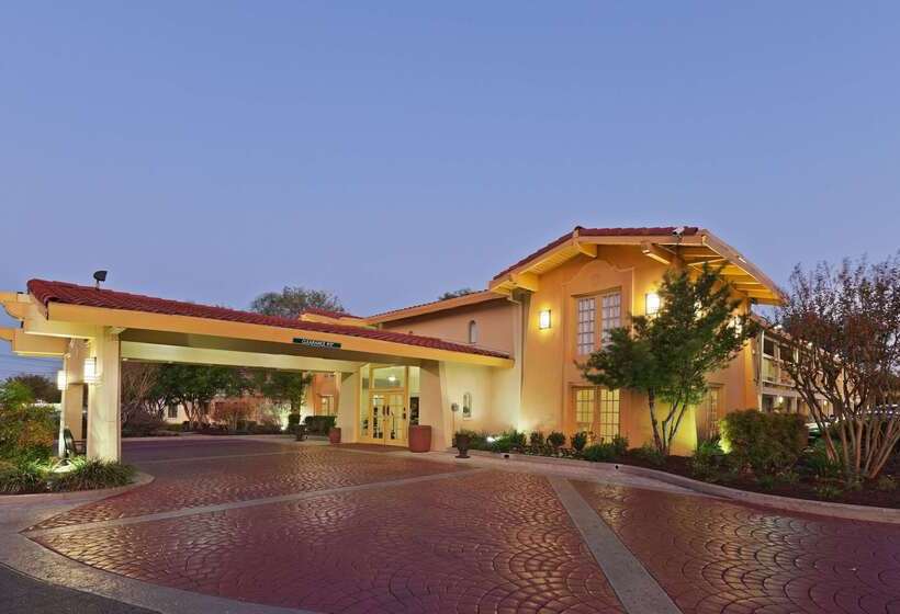 هتل La Quinta Inn By Wyndham Austin Oltorf