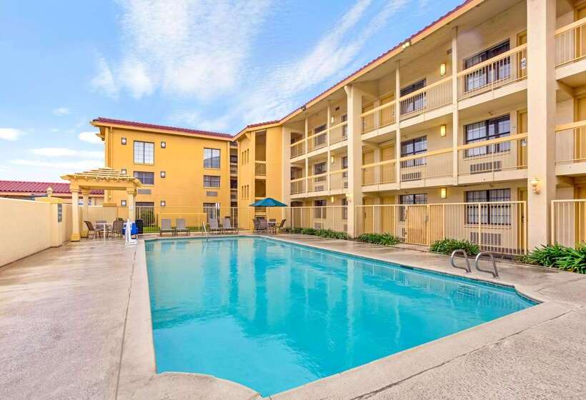 هتل La Quinta Inn By Wyndham Fresno Yosemite