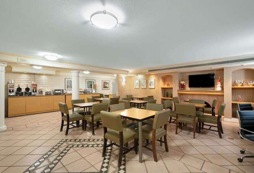 هتل La Quinta Inn By Wyndham Phoenix Sky Harbor Airport