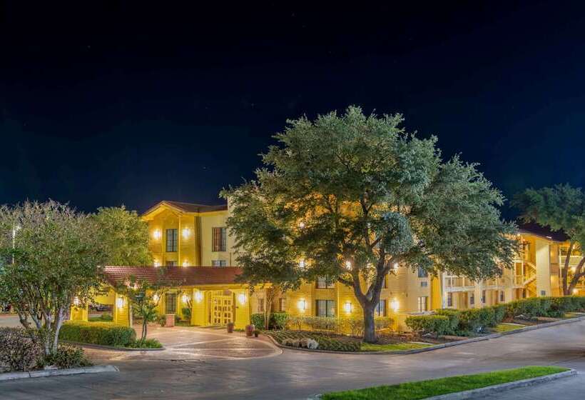 Hotel La Quinta Inn By Wyndham San Antonio I35 N At Toepperwein