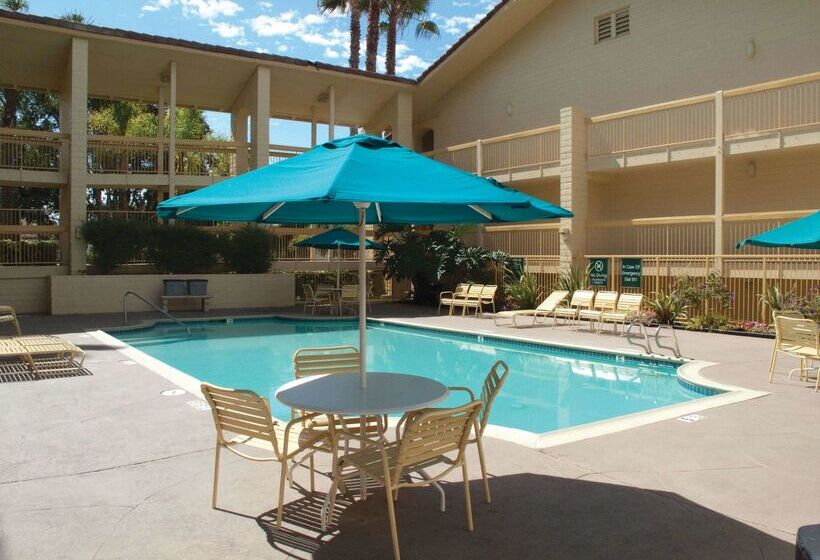 Отель Days Inn By Wyndham San Diego Vista