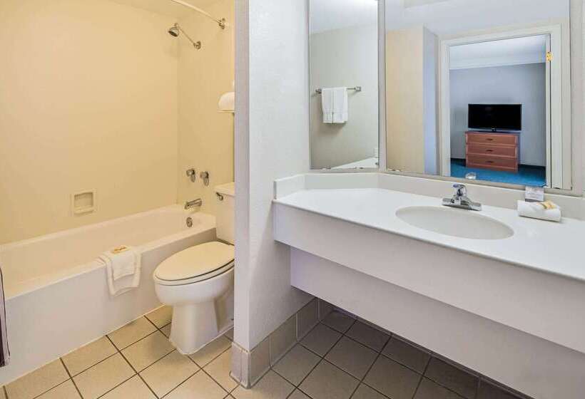 Отель Days Inn By Wyndham San Diego Vista