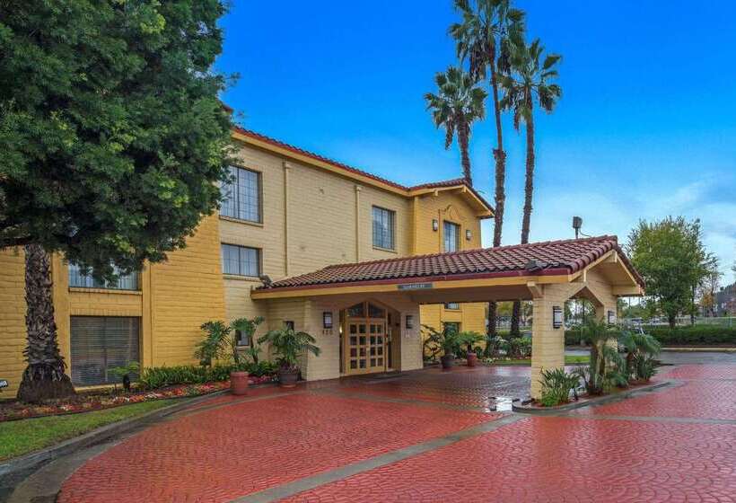 هتل Days Inn By Wyndham San Diego Vista