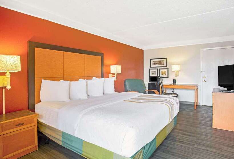هتل La Quinta Inn By Wyndham Victoria