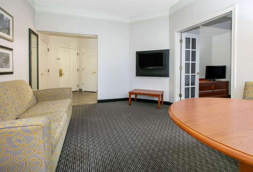 هتل La Quinta By Wyndham Dallas North Central