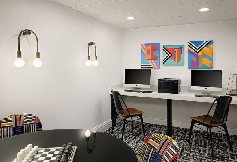 هتل Le Parc At Melrose