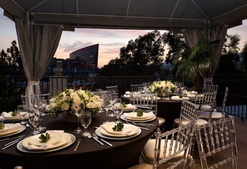 هتل Le Parc At Melrose