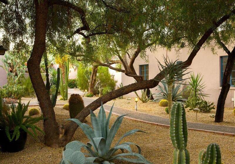 Hotel Lodge On The Desert