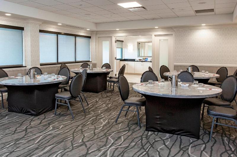 هتل Rochester Airport Marriott