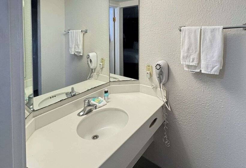 هتل Rodeway Inn