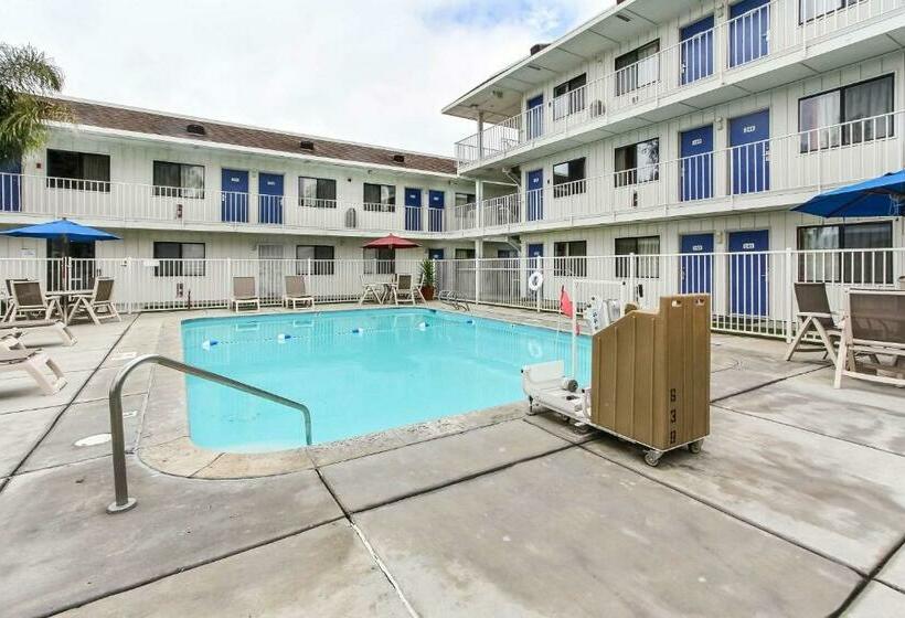 Motel 6salinas, Ca  South  Monterey Area