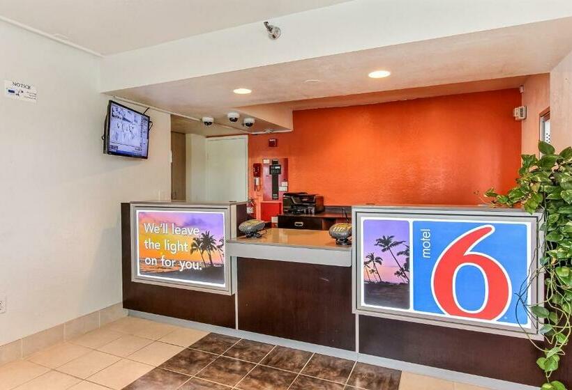 Motel 6salinas, Ca  South  Monterey Area