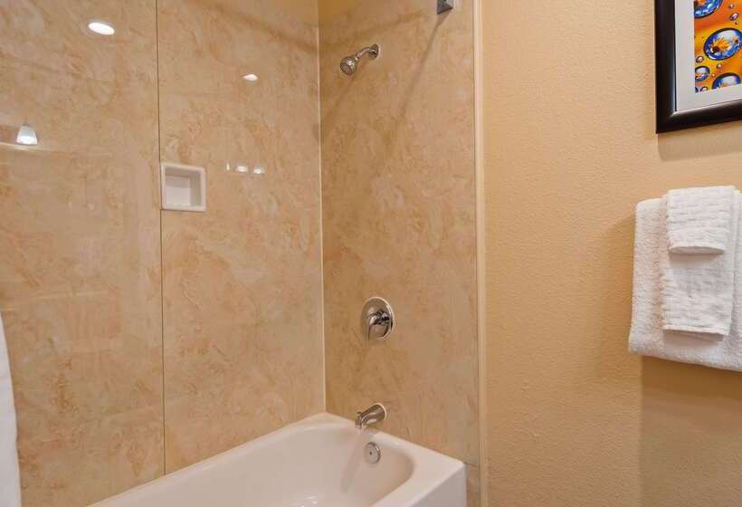 هتل Best Western Plus Heritage Inn