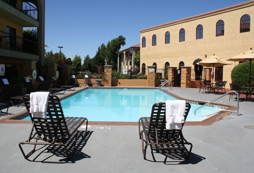 هتل Best Western Plus Heritage Inn