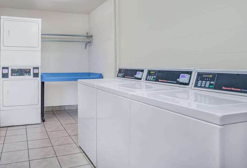 Отель Days Inn By Wyndham Titusville Kennedy Space Center