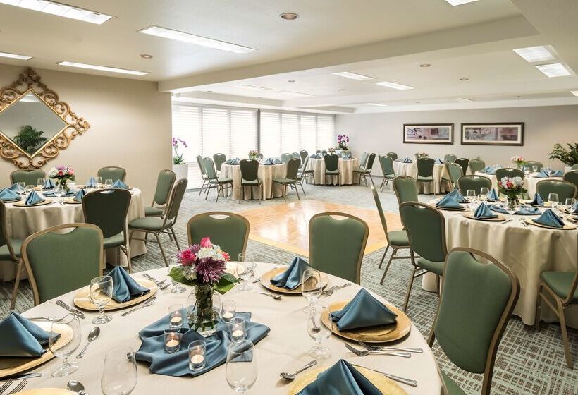 هتل Doubletree By Hilton Campbell  Pruneyard Plaza