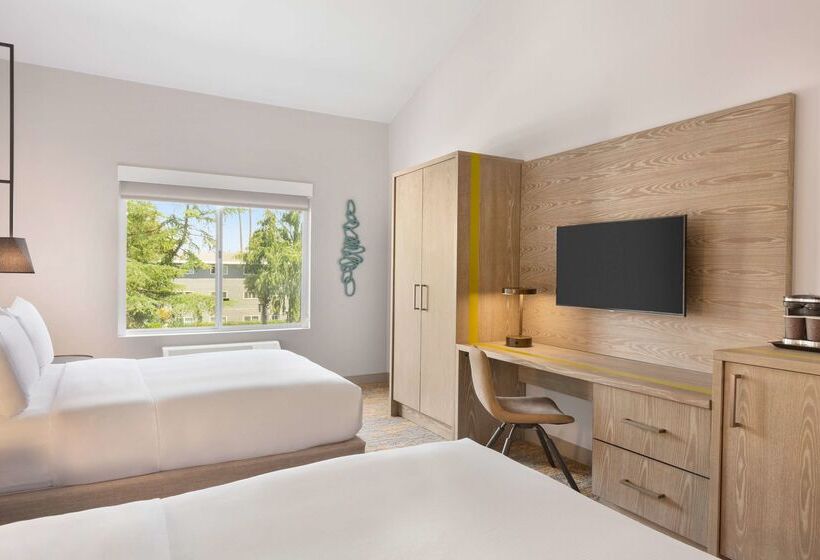 هتل Doubletree By Hilton Campbell  Pruneyard Plaza