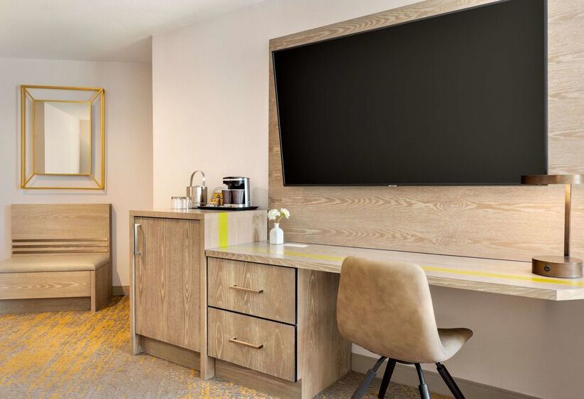 هتل Doubletree By Hilton Campbell  Pruneyard Plaza