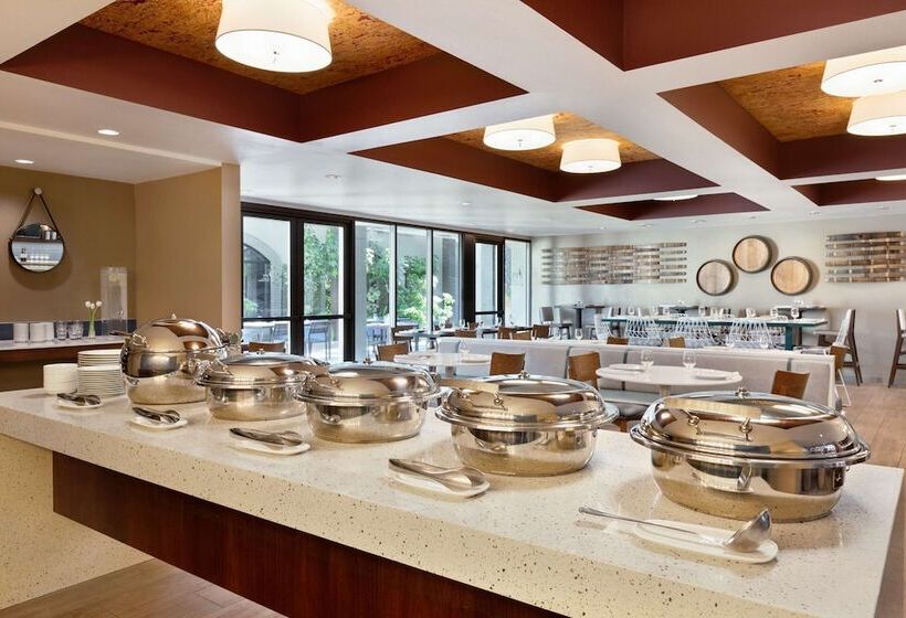 هتل Doubletree By Hilton Campbell  Pruneyard Plaza