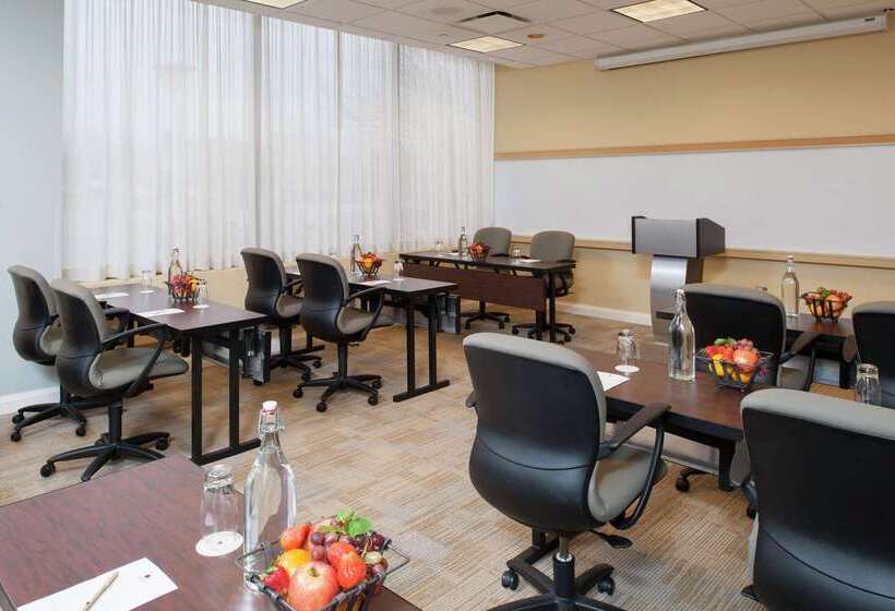 هتل Doubletree By Hilton  Chicago  North Shore Conference Center