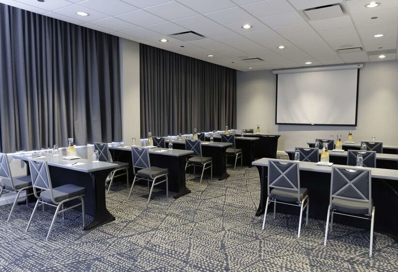 هتل Doubletree By Hilton  Chicago  North Shore Conference Center