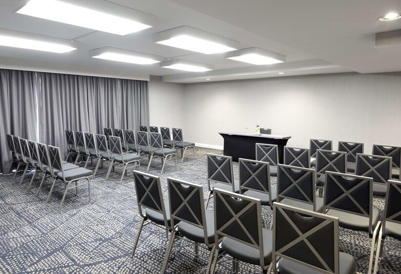 هتل Doubletree By Hilton  Chicago  North Shore Conference Center