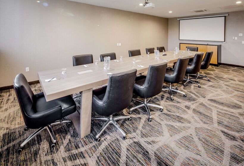 هتل Doubletree By Hilton Huntington