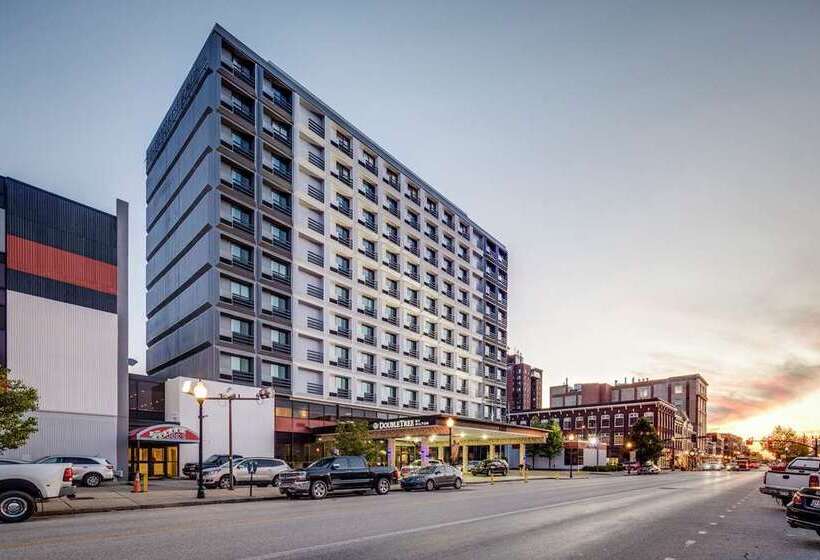 هتل Doubletree By Hilton Huntington