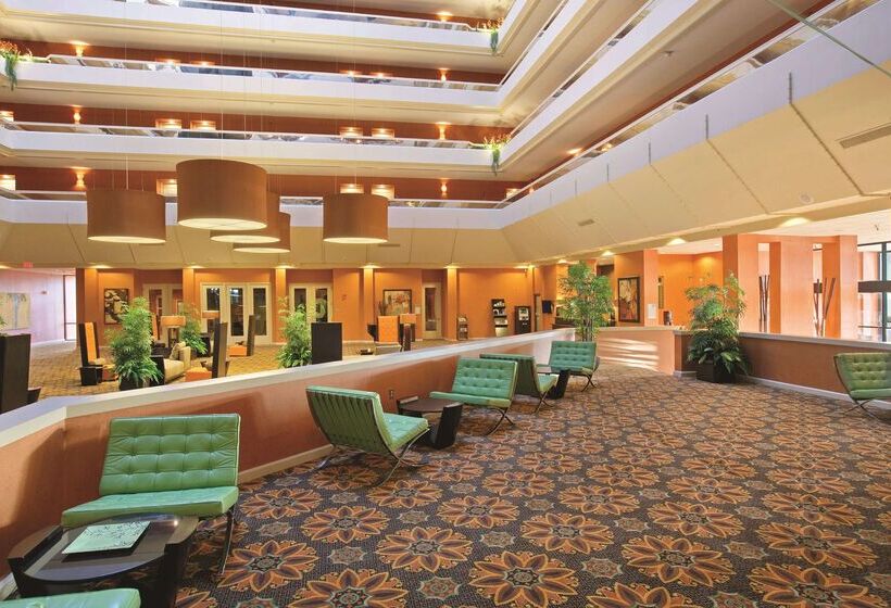 هتل Doubletree By Hilton Springfield