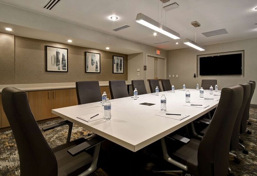 هتل Doubletree By Hilton St. Louis Airport